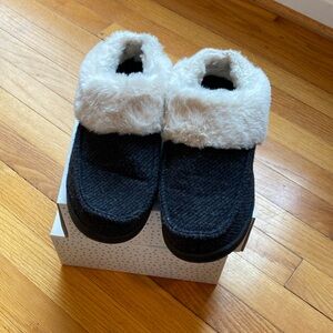 Dearfoams Women’s Indoor/Outdoor Memory Foam Slippers, Black Size M (7-8)